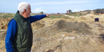 Depremzede aile evine giden tek yol kazılınca mağdur oldu