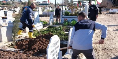 Buruk Mezarlığı’nda doğal afet sonrası bakım ve onarım çalışması