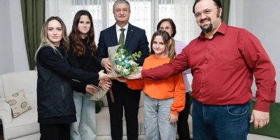 Vali Mustafa Yavuz’dan TOKİ konutlarında yaşayan depremzede aileye ziyaret