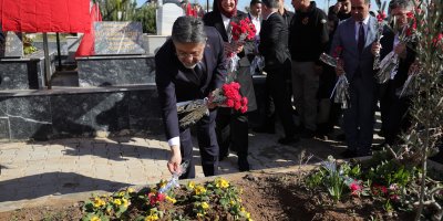 Bakan Yumaklı, deprem şehitlerinin kabirlerini ziyaret etti