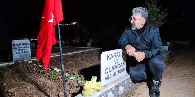Depremde tüm ailesini kaybeden baba, 04.17'de mezar başında gözyaşlarına boğuldu