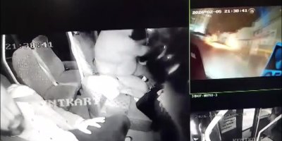 Yolcu minibüsü ile otomobil kafa kafaya çarpıştı