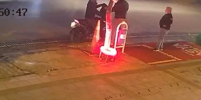 Turgut Özal Bulvarı’nda hafif ticari araç duran motosiklete çarptı