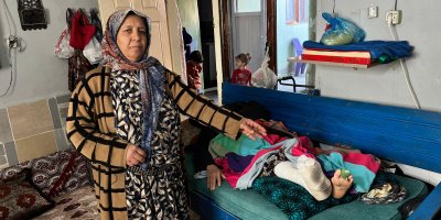 Evini su bastı, kurtulmaya çalışırken düşüp ayağını kırdı