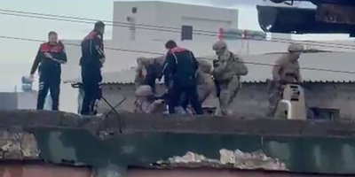 Eski çalıştığı iş yerini basıp 4 kişiyi vuran şahıs çatıda yakalandı