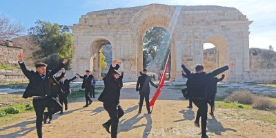 Öğrenciler Anvarza'da zeybek oynadı