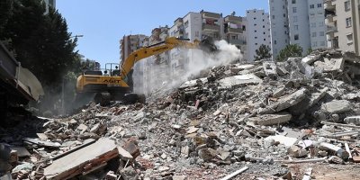 Aladağ’da depreme dayanıksız üç okul için yıkım başladı