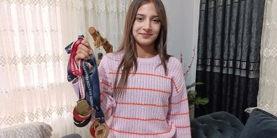 Adanalı sporcu Emine Elif Özer sırıkla atlamada yükselişini sürdürüyor