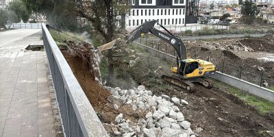 Adana’nın simge köprülerinden Kasım Gülek Köprüsü için yıkım başladı