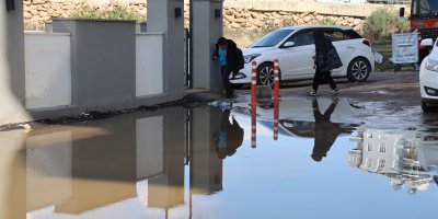 Adana'da iğrenç manzara: Lağımlar sokağa taşıyor, çocuklar üzerinden atlamak zorunda kalıyor