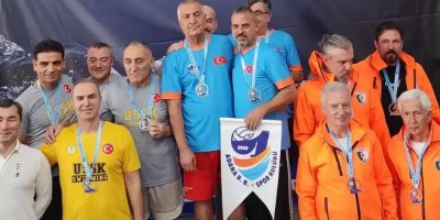 Adana Büyükşehir Belediyesporlu veteran yüzücülerden 63 madalyalık başarı