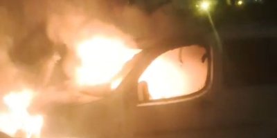 Park halindeki otomobil alev alev yandı