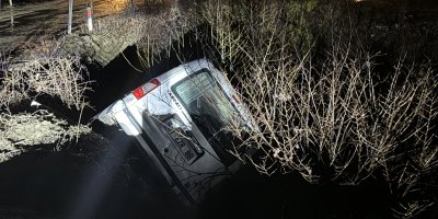 Adana’nın Feke ilçesinde hafif ticari araç dereye uçtu: 1 yaralı