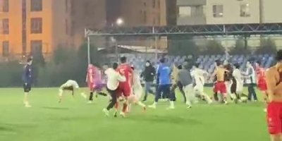 Maçın bitiş düdüğüyle futbolcular birbirine girdi