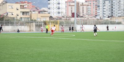 Adana'da liseli gençlerin maç heyecanı çıkan kavgayla yarıda kaldı