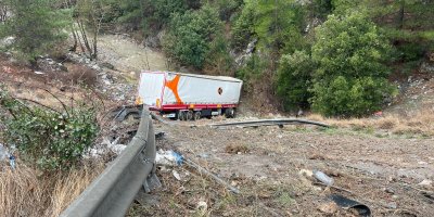 Otoyolda tır bariyerlere çarpıp şarampole yuvarlandı: 2 kişi yaralandı
