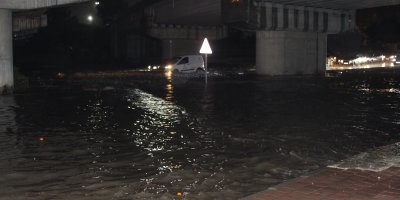 Adana’da gece bastıran sağanak yağış yolları göle çevirdi