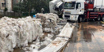 Naylon atık yüklü tır bariyerlere çarptı, otoyol çöplüğe döndü