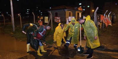 Ceyhan Belediyesi 40 Araç, 200 Personelle Sağanak Yağışa Karşı Seferber Oldu