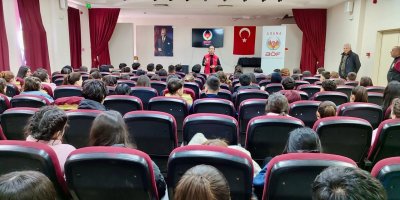 Adana’da gençlere dijital tehditlere karşı bilinçlendirme eğitimi verildi