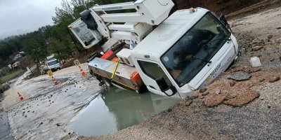 Aladağ’da su hattı patladı, araç yolda oluşan çukura düştü