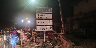 Karaisalı’da sağanak yolları kapattı, belediye ekipleri gece boyunca seferber oldu