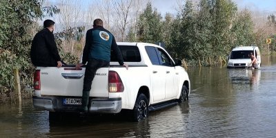 Kozan'da sel sularında mahsur kalan araçları ekipler kurtardı