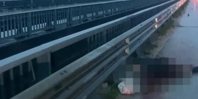 Ceyhan’da yol kenarında yürüyen yaşlı adama minibüs çarptı