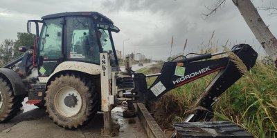 Yumurtalık'ta kapanan yollar açıldı, taşkın riski azaltıldı