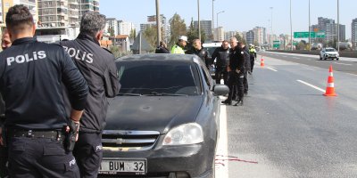 Otoyolda araç içinde sır ölüm: Başından tüfekle vurulmuş halde bulundu