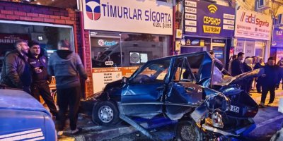 Kozan’da ambulans park halindeki otomobile çarptı