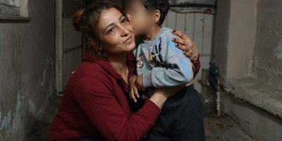 Otogarda söyledikleriyle yürekleri dağlayan çocuk ve ailesi, yeni evlerine kavuştu