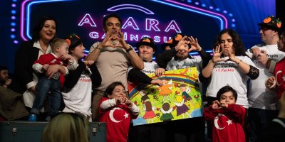 Adana’da özel ihtiyaçlı çocuklar sanatçı Uğur Aslan ile buluştu