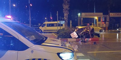 Minibüs ile otomobil çarpıştı: 4 kişi yaralandı