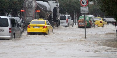 Adana'da sağanak yağışta yollar göle döndü