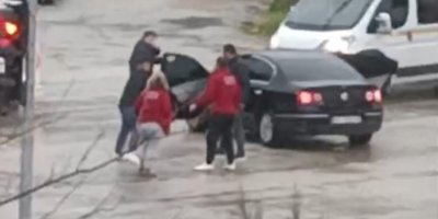 Adana'da bir kadının karıştığı sopalı kavga görüntülendi