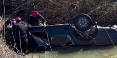 Adana'da dereye devrilen kamyonetin sürücüsü hayatını kaybetti