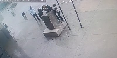 Adana’da Fırtınada Duygulandıran Anlar: Öğrenciler Atatürk Büstünü Korudu