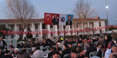 Ceyhan Belediyesi Cumhuriyet Meydanı’nda binlerce vatandaşı iftarda buluşturdu