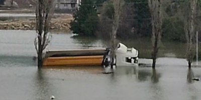 Adana’da köyü su bastı, yollar kapandı: Bir kamyon suya gömüldü