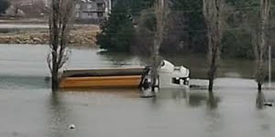 Adana'da baraj kapakları açılınca, Etekli köyü sular altında kaldı