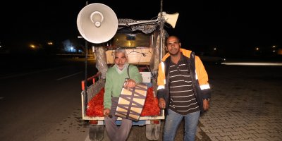 Ramazan davulcusundan hem geleneksel hem teknolojik yöntem