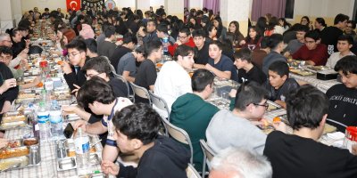 Adana Valisi Mustafa Yavuz iftarda gençlerle bir araya geldi