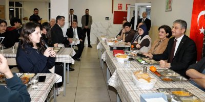 Vali Yavuz, Fen Lisesi öğrencileriyle iftar sofrasında buluştu