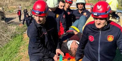 Adana’da kamyon şarampole yuvarlandı