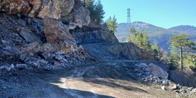 Kaya düşmesi sonucu kapanan Pozantı-Aladağ yolu, yeniden ulaşıma açıldı