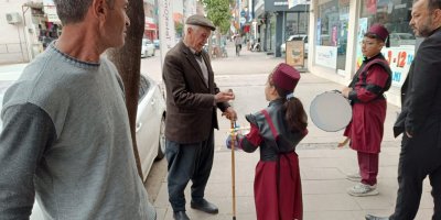 Kozan'da öğrenciler ilahiler söyleyerek sokaklarda yürüdüler