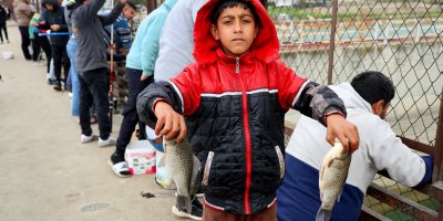 Baraj kapakları açıldı, onlarca balıkçı nehre akın etti