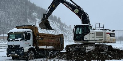 Feke'de kar ve heyelanla mücadele sürüyor