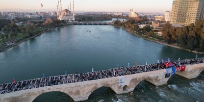 Yüreğir Belediyesi tarihi Taşköprü’de halk iftarı düzenledi